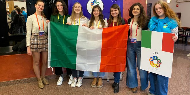 Squadra italiana con guida locale e bandiera